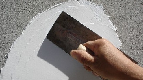 水泥基腻子和石膏基腻子有什么区别？无机涂料适合哪种腻子？